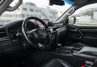 Подержанный автомобиль Lexus LX 2016 года (9 фото)