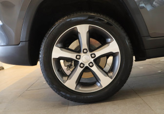 Подержанный автомобиль Jeep Grand Cherokee 2023 года (28 фото)