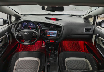 Подержанный автомобиль Kia Ceed Hatchback 2013 года (11 фото)