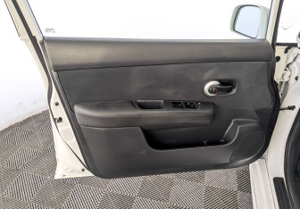 Подержанный автомобиль Nissan Tiida Hatchback 2013 года (19 фото)