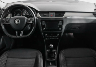 Подержанный автомобиль Skoda Rapid Liftback 2018 года (8 фото)