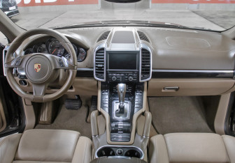 Подержанный автомобиль Porsche Cayenne 2013 года (15 фото)