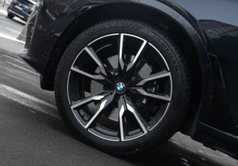 Подержанный автомобиль BMW X7 2022 года (36 фото)