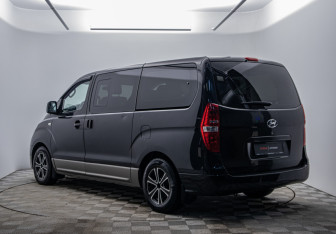 Подержанный автомобиль Hyundai H-1 2015 года (6 фото)