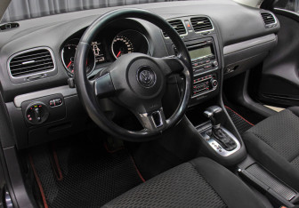 Подержанный автомобиль Volkswagen Golf Hatchback 2010 года (16 фото)