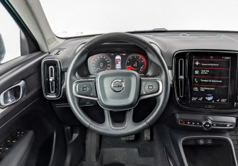 Подержанный автомобиль Volvo XC40 2020 года (21 фото)
