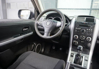Подержанный автомобиль Suzuki Grand Vitara 2006 года (13 фото)