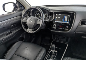 Подержанный автомобиль Mitsubishi Outlander 2021 года (29 фото)