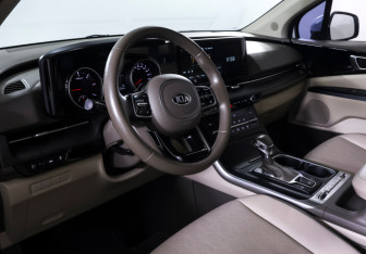 Подержанный автомобиль Kia Carnival 2020 года (15 фото)