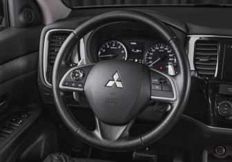Подержанный автомобиль Mitsubishi Outlander 2014 года (13 фото)