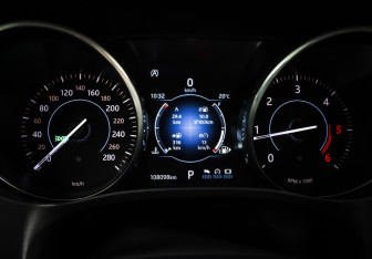 Подержанный автомобиль Jaguar F-Pace 2017 года (16 фото)