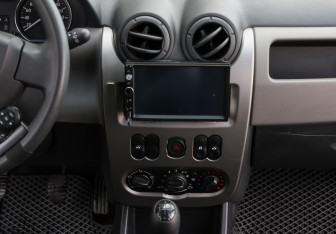 Подержанный автомобиль Renault Sandero 2014 года (14 фото)