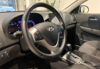Подержанный автомобиль Hyundai i30 Hatchback 2011 года (13 фото)