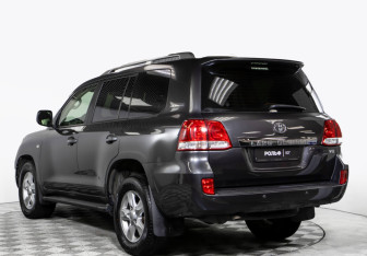 Подержанный автомобиль Toyota Land Cruiser Suv 2011 года (5 фото)