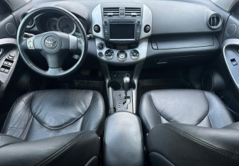 Подержанный автомобиль Toyota RAV4 2007 года (11 фото)