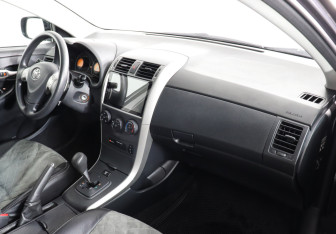Подержанный автомобиль Toyota Corolla Sedan 2008 года (8 фото)