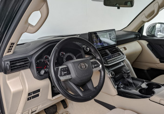 Подержанный автомобиль Toyota Land Cruiser Suv 2022 года (15 фото)