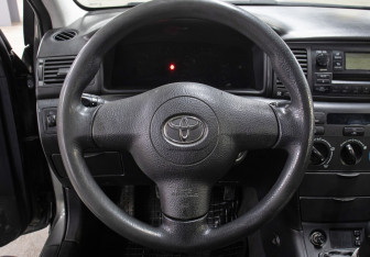 Подержанный автомобиль Toyota Corolla Sedan 2006 года (17 фото)