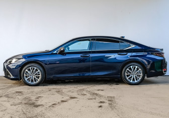 Подержанный автомобиль Lexus ES 2025 года (8 фото)