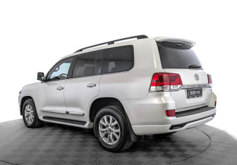 Подержанный автомобиль Toyota Land Cruiser Suv 2016 года (7 фото)