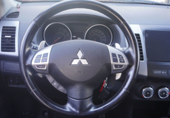 Подержанный автомобиль Mitsubishi Outlander 2010 года (14 фото)
