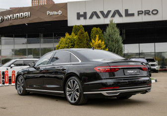 Подержанный автомобиль Audi A8 2022 года (5 фото)
