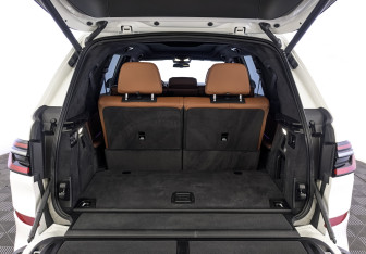 Подержанный автомобиль BMW X7 2023 года (27 фото)