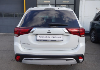 Подержанный автомобиль Mitsubishi Outlander 2021 года (6 фото)