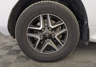 Подержанный автомобиль Toyota Land Cruiser Suv 2016 года (12 фото)