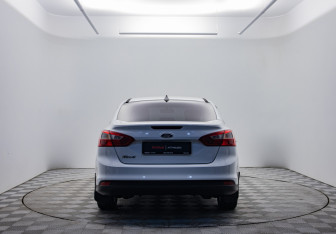 Подержанный автомобиль Ford Focus Sedan 2011 года (6 фото)