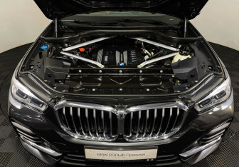Подержанный автомобиль BMW X5 2019 года (10 фото)