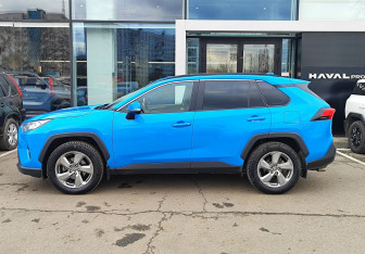 Подержанный автомобиль Toyota RAV4 2021 года (8 фото)
