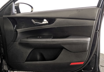 Подержанный автомобиль Kia Cerato Sedan 2022 года (25 фото)