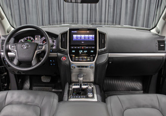 Подержанный автомобиль Toyota Land Cruiser Suv 2019 года (14 фото)