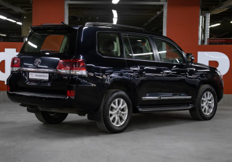Подержанный автомобиль Toyota Land Cruiser Suv 2015 года (5 фото)