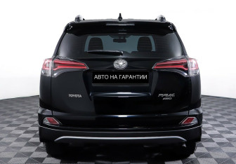 Подержанный автомобиль Toyota RAV4 2017 года (6 фото)
