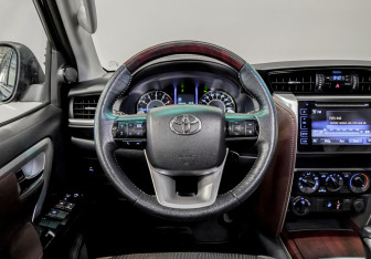Подержанный автомобиль Toyota Fortuner 2019 года (21 фото)