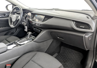 Подержанный автомобиль Opel Insignia Liftback 2021 года (11 фото)