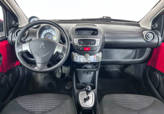 Подержанный автомобиль Peugeot 107 2014 года (11 фото)