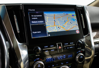 Подержанный автомобиль Toyota Alphard 2021 года (19 фото)