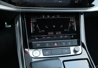 Подержанный автомобиль Audi Q8 2018 года (22 фото)