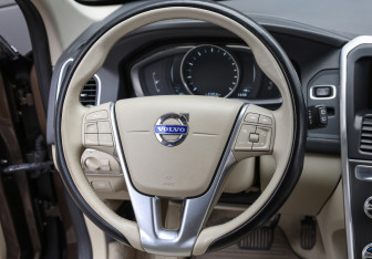 Подержанный автомобиль Volvo XC60 2015 года (17 фото)