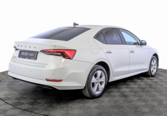 Подержанный автомобиль Skoda Octavia Liftback 2021 года (5 фото)