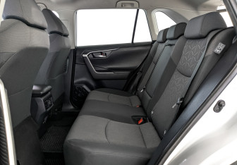 Подержанный автомобиль Toyota RAV4 2021 года (18 фото)