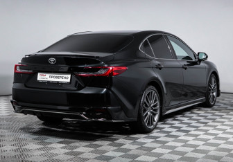 Подержанный автомобиль Toyota Camry Sedan 2025 года (5 фото)