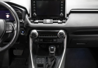 Подержанный автомобиль Toyota RAV4 2021 года (14 фото)