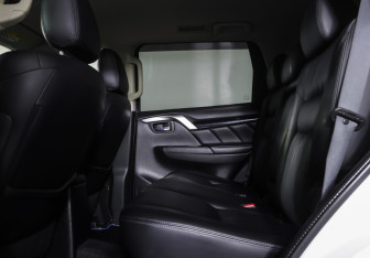 Подержанный автомобиль Mitsubishi Pajero Sport 2017 года (11 фото)
