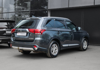 Подержанный автомобиль Mitsubishi Outlander 2017 года (4 фото)