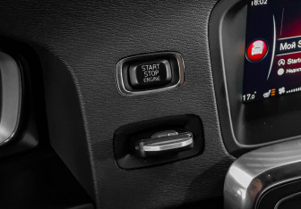 Подержанный автомобиль Volvo S60 2014 года (17 фото)