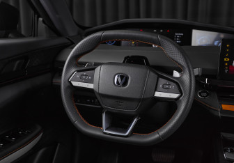 Подержанный автомобиль Changan UNI-V 2024 года (14 фото)